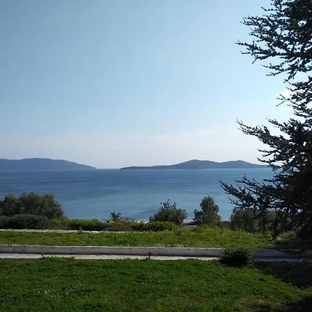 Blue Horizon Retreat شقة Vathirrevma